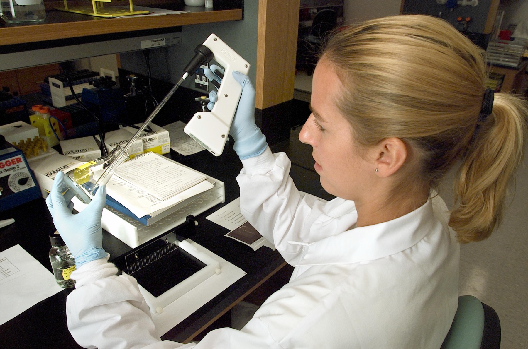 Mikrobiologin bei der Laborarbeit im US-amerikanischen CDC
