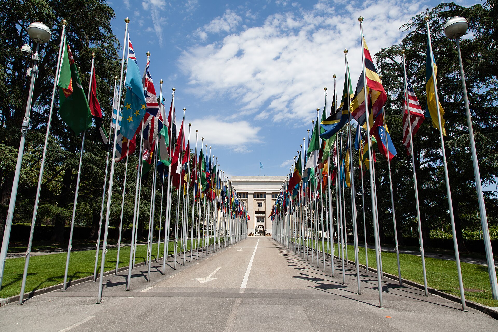 Flaggenallee vor dem Sitz der Vereinten Nationen in Genf