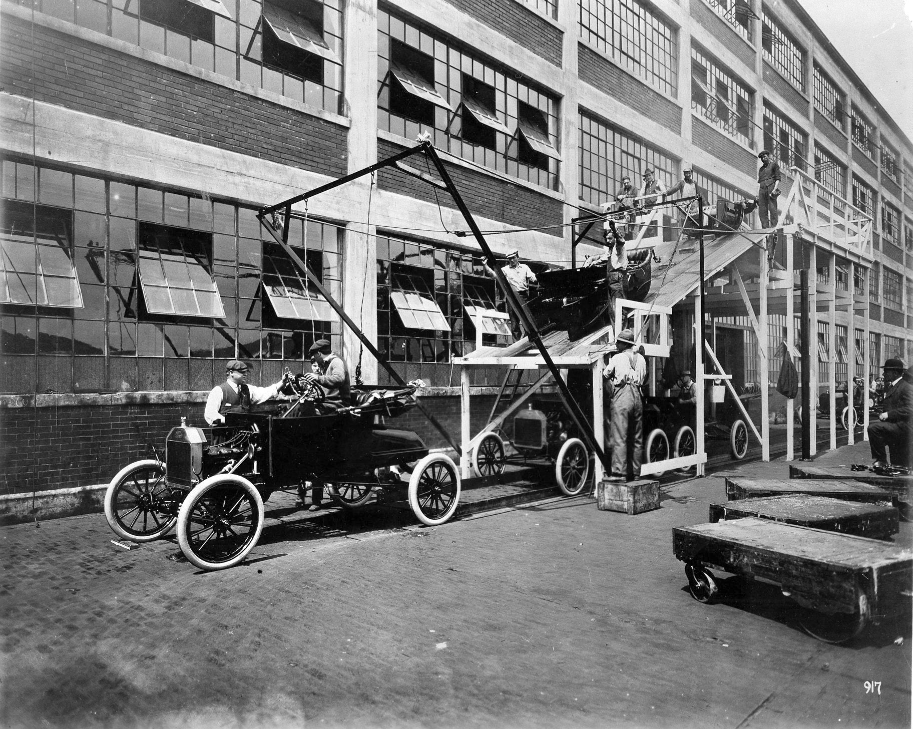 Historische Aufnahme eines Ford-Fließbands im Jahr 1913