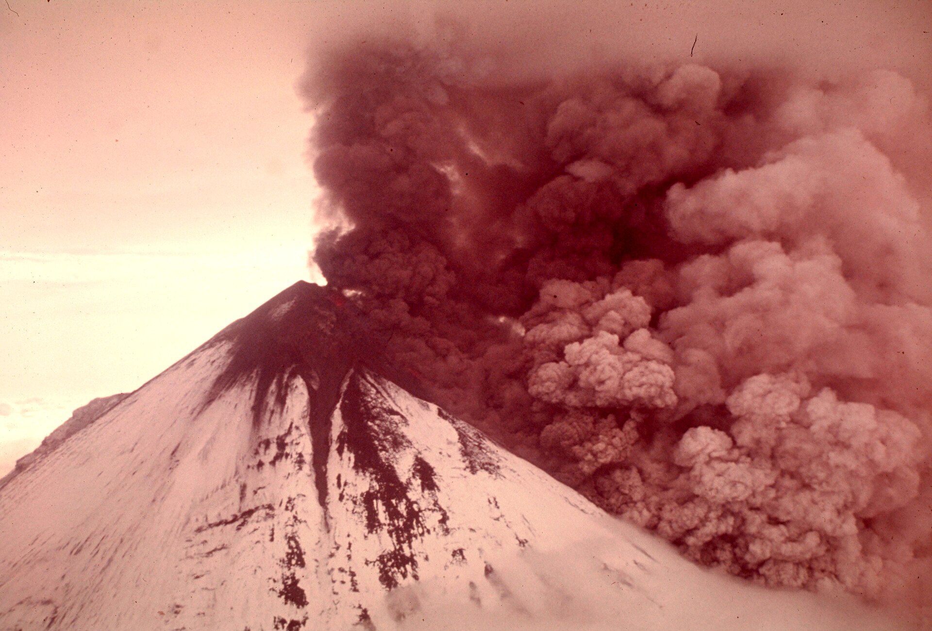 Aschewolke beim Ausbruch des Pavlof-Vulkans in Alaska im Jahr 1975